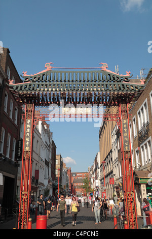 La porte d'entrée de Gerrad Street London, Chinatown, Londres, Angleterre. Banque D'Images