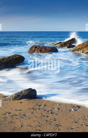 Vagues se briser sur les rochers à la plage de la Chaudière Banque D'Images