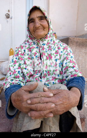 Portrait de vieille femme iranienne à Abyaneh, Iran Banque D'Images