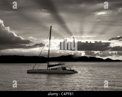 Voilier de St.John, îles Vierges américaines et le coucher du soleil. Banque D'Images