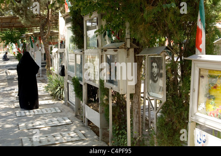 Femme au cimetière Behesht-e Zahra, espace dédié aux morts durant la guerre entre l'Iran et l'Iraq (1980-1988), Téhéran, Iran Banque D'Images