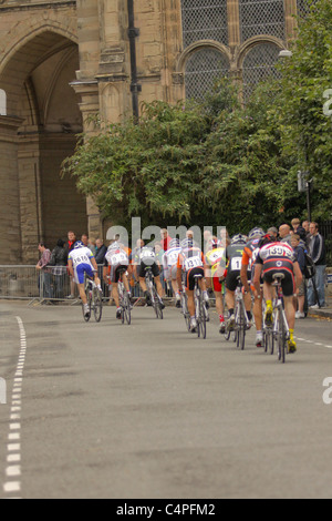 Les cyclistes professionnels participant à la course sur route du centre-ville Banque D'Images