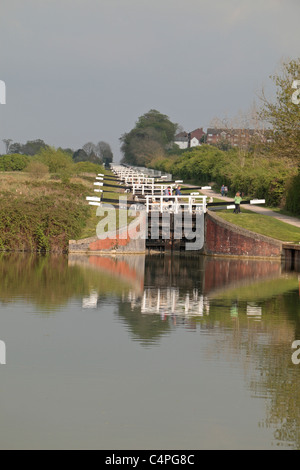 Vue depuis le bas de la serrure principale (16 de 29) qui composent le Caen Hill Locks, Kennet and Avon Canal Wiltshire, Angleterre. Banque D'Images