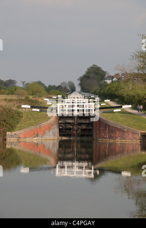 Vue depuis le bas de la serrure principale (16 de 29) qui composent le Caen Hill Locks, Kennet and Avon Canal Wiltshire, Angleterre. Banque D'Images