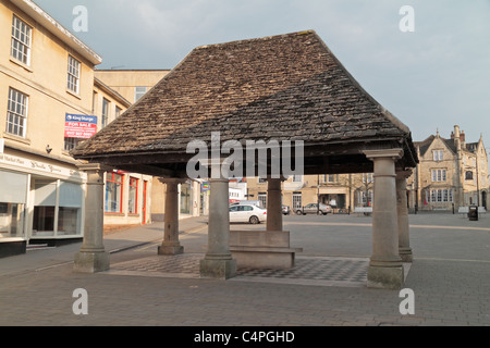 Le Chippenham Buttercross (re-érigée en 1995- voir notes) en place du marché, Chippenham, Wiltshire, Royaume-Uni. Banque D'Images