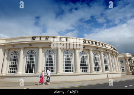 Les vacanciers en passant devant le Pavillon Winter Gardens Weston-super-Mare Somerset England Uk Banque D'Images