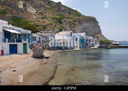 Peint de couleurs vives, maisons de pêcheurs dans la région de Klima,un village traditionnel de pêcheurs sur l'île des Cyclades Milos Grèce Banque D'Images