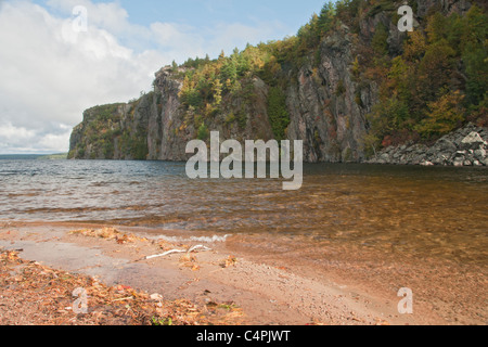 Rock Bon Echo des Narrows du lac Mazinaw sur journée d'automne Clair, Ontario, Canada Banque D'Images