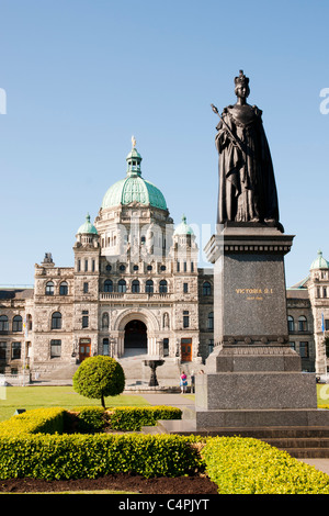 Statue de la reine Victoria en face des édifices du Parlement. Victoria, île de Vancouver, Colombie-Britannique, Canada. Banque D'Images