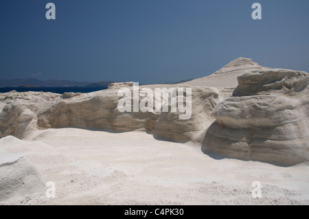 Des formations de roche liquide de Sarakiniko sur île de Milos, Grèce Banque D'Images