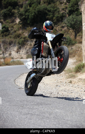 L'homme en faisant un wheelie avec sa moto de course à Kefalos Kos Grèce Banque D'Images