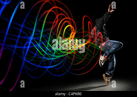 African American hip hip dancer avec des vagues de lumière Peinture sur fond sombre Banque D'Images