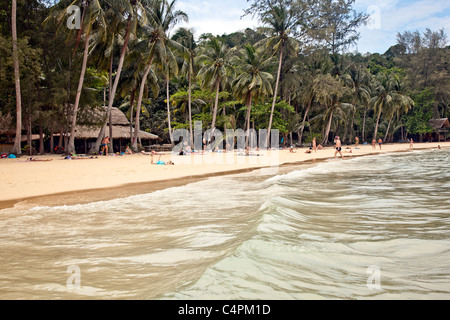 Plage de sable avec des baigneurs sur l'île de Koh Chang en Thaïlande du sud-est de l'Asie ; Banque D'Images