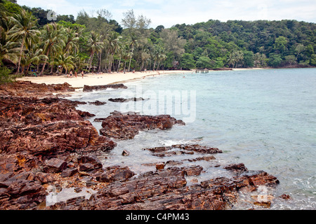 Rocky Beach sur Koh Chang Island dans le sud-est de la Thaïlande en Asie ; Banque D'Images