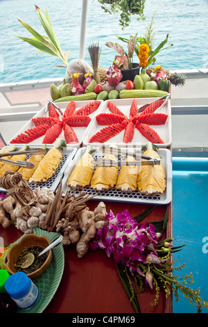 La nourriture sur un des bateaux d'excursion Excursion sur l'île de Koh Chang en Thaïlande du sud-est de l'Asie ; Banque D'Images