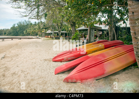 Plage de sable avec des bateaux colorés sur Koh Chang Island dans le sud-est de la Thaïlande en Asie ; Banque D'Images