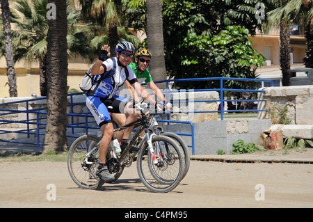 Les cyclistes le long de la plage de Malagueta, Malaga, Costa del Sol, la province de Malaga, Andalousie, Espagne, Europe de l'Ouest. Banque D'Images