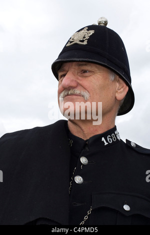 Policier britannique    en costume de reconstitution historique des événements et des concurrents à l'Jeu Cheshire & Country Fair Show, Knutsford, Royaume-Uni Banque D'Images