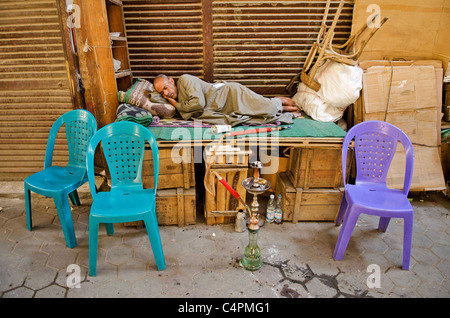 Man sleeping in Cairo Egypte souk Banque D'Images