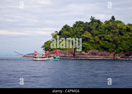 Bateau de pêche traditionnel de la Thaïlande sur l'île de Koh Chang, Thaïlande, Asie Banque D'Images