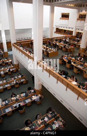 Les visiteurs de la bibliothèque britannique à s'asseoir et lire les tables. Banque D'Images