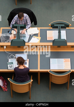 Les visiteurs de la bibliothèque britannique à s'asseoir et lire les tables. Banque D'Images