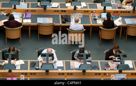 Les visiteurs de la bibliothèque britannique à s'asseoir et lire les tables. Banque D'Images