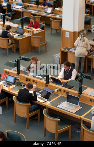 Les visiteurs de la bibliothèque britannique à s'asseoir et lire les tables. Banque D'Images