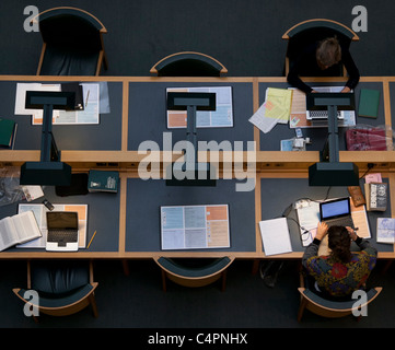 Les visiteurs de la bibliothèque britannique à s'asseoir et lire les tables. Banque D'Images