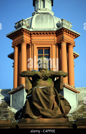 Sculpture représentant la science sur la façade sud de la Kelvingrove Art Gallery & Museum à Glasgow Banque D'Images