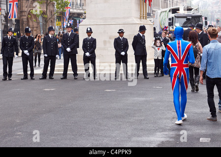 Mariage Royal 2011 : Union jack body passe devant le cénotaphe Banque D'Images