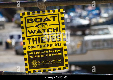 Devon & Cornwall jaune Police Prévention du crime signe. Avertissement pour dissuader les voleurs à Ifracombe Watch Boat Harbour, Devon, UK Banque D'Images