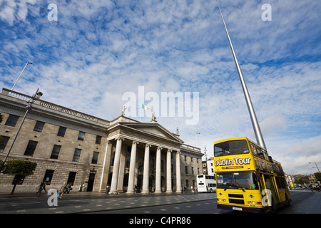 Autobus de tournée à l'extérieur de General Post Office, O'Connell Street, Dublin, République d'Irlande Banque D'Images