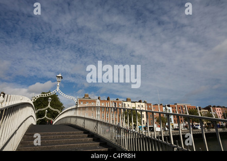 Ha'penny Bridge sur la rivière Liffey, Dublin, République d'Irlande Banque D'Images