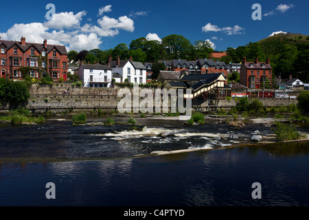 La gare de Llangollen & la rivière Dee Llangollen Denbighshire Wales UK Banque D'Images