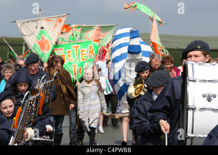 Les personnes prenant part à l'assemblée annuelle du Défilé de la Théière....Flash Britains plus haut village. Banque D'Images