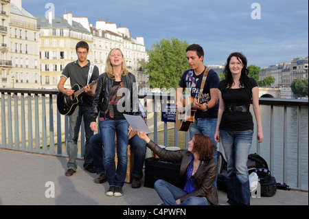 Paris, France, groupe caucasien qui organise un concert à la fête de la musique paris, Journée mondiale de la musique en Ile Saint Louis Banque D'Images