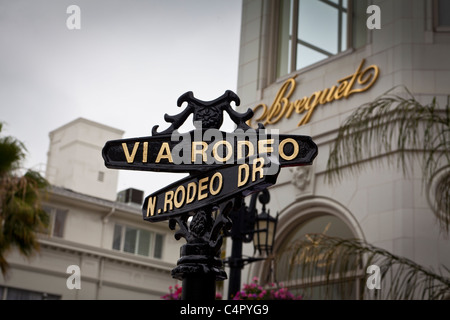 Un signe à l'intersection de Rodeo Drive et via la boutique Breguet Rodéo avec en arrière-plan Banque D'Images