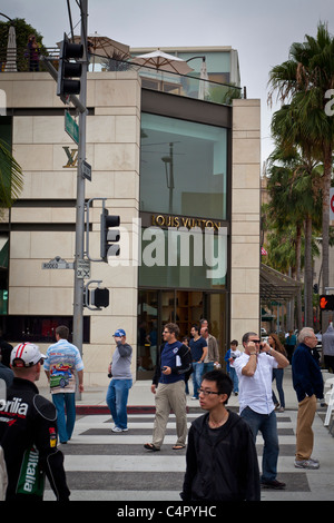 Spectateurs sur Rodeo Drive au cours de la 2011 Rodeo Drive Concours d'elégance avec Louis Vuittion en arrière-plan Banque D'Images