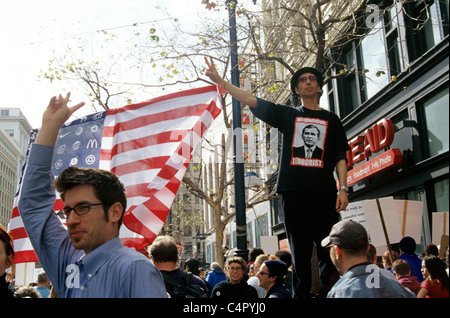 Les marcheurs de la paix et les manifestants contre la guerre et l'Irag flash Bush signe la paix à parade sur Market Street San Francisco 2004 Banque D'Images