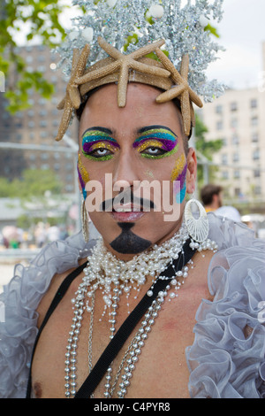 Avec d'étranges yeux Clyde mcphatter au Mermaid 2011 Parade à Coney Island à Brooklyn, New York le 18 juin 2011 Banque D'Images