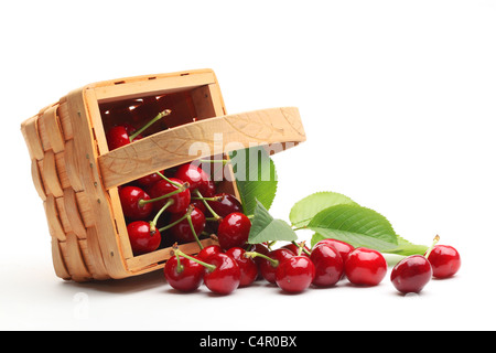 Panier avec les cerises sur blanc. Banque D'Images