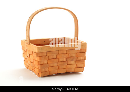 Petit panier en osier isolé sur fond blanc Banque D'Images