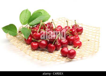 Cerises juteuses sur fond blanc. Banque D'Images