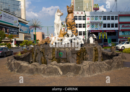 Statue d'un chat dans la ville de Kuching, Sarawak, Bornéo Banque D'Images