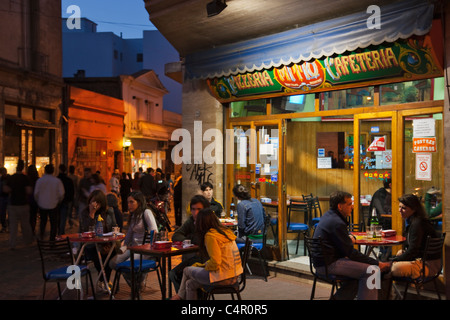 Vue de la nuit de San Telmo rue célèbre pour ses antiquaires, Buenos Aires, Argentine Banque D'Images