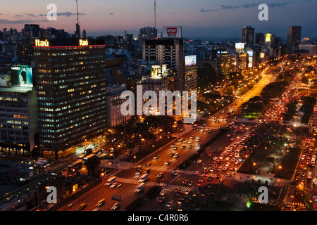 Vue aérienne de l'Avenue 9 de Julio, la nuit, Buenos Aires, Argentine Banque D'Images