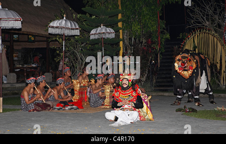 Barong et Kris avec orchestre de Gamelan. Ubud, Bali, Indonésie. Banque D'Images