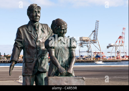 "Monument aux immigrants, des statues de bronze des enfants migrants, Victoria Quay, Fremantle, Australie occidentale Banque D'Images