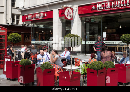 Des gens assis et boire un verre à l'extérieur d'un pret a manger, St Martin's Place, London Banque D'Images